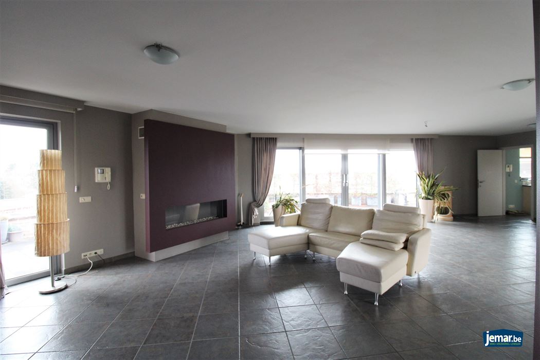 Exclusief penthouse met drie slaapkamers, garagebox met riante berging en terras van maar liefst 220m² in het centrum van Maasmechelen!