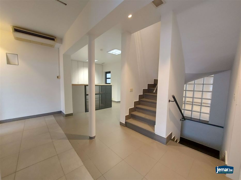 AANDELENOVERDRACHT: Handelspand met appartement