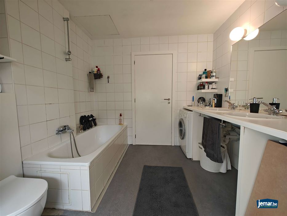 AANDELENOVERDRACHT: Handelspand met appartement