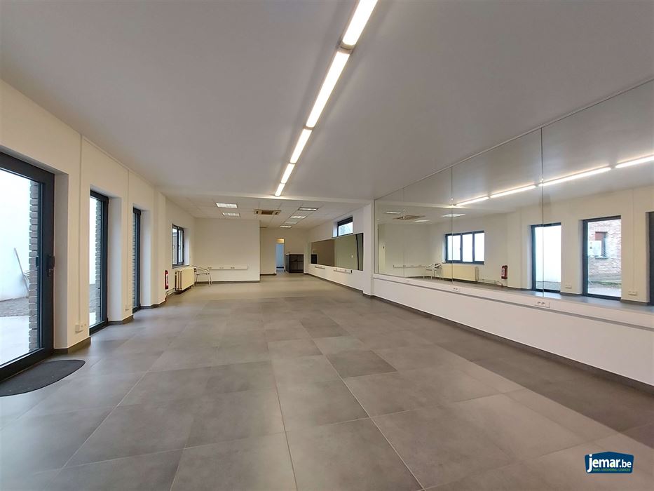 AANDELENOVERDRACHT: Handelspand met appartement