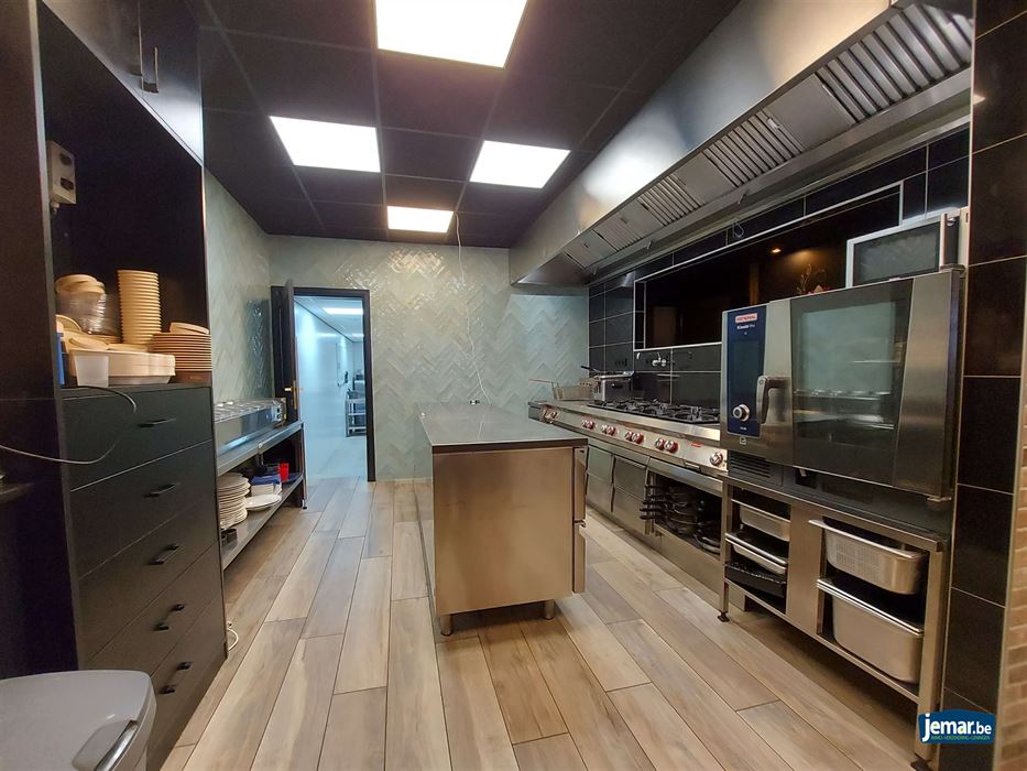 Handelspand met woonst en achteringang op de Pauwengraaf