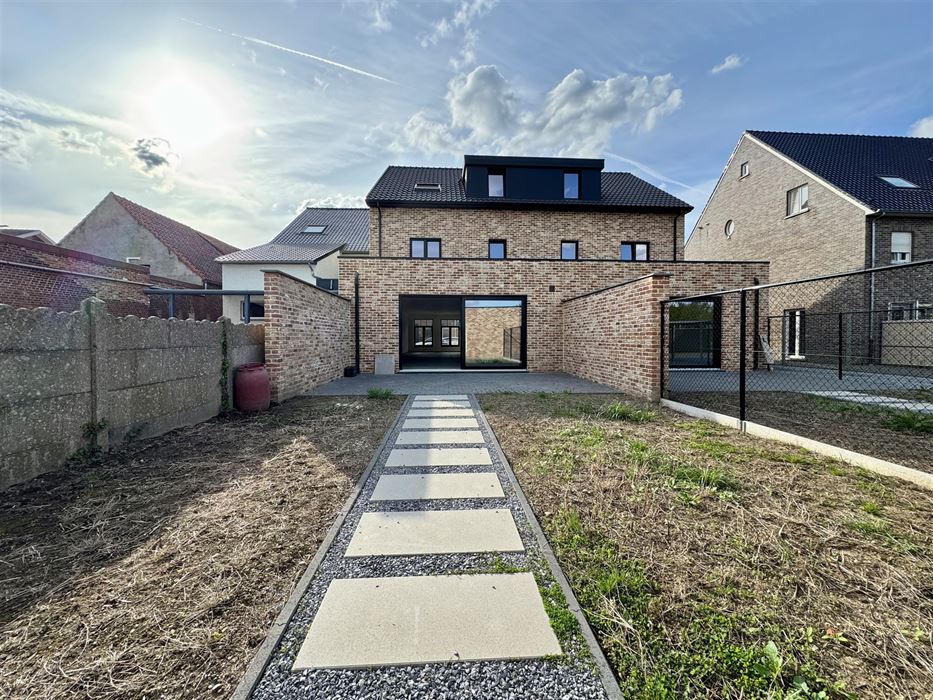Nieuwbouwwoning BEN met 4 slpk, tuin en carport