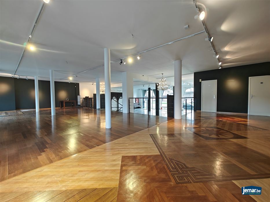 Handelspand met 8 parkeerplaatsen op een zeer zichtbare locatie in Maasmechelen