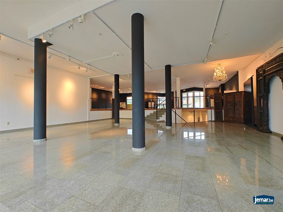 Handelspand met 8 parkeerplaatsen op een zeer zichtbare locatie in Maasmechelen