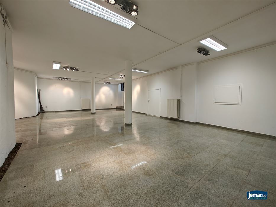 Handelspand met 8 parkeerplaatsen op een zeer zichtbare locatie in Maasmechelen