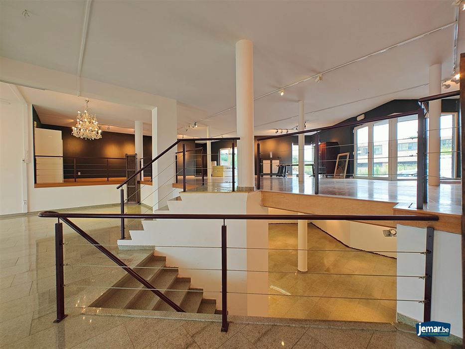 Handelspand met 8 parkeerplaatsen op een zeer zichtbare locatie in Maasmechelen