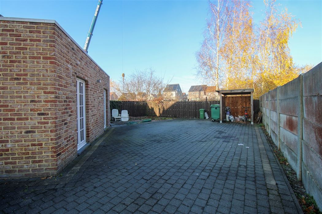 Appartementsgebouw met 2 verhuurde appartementen gelegen langs de Rijksweg!