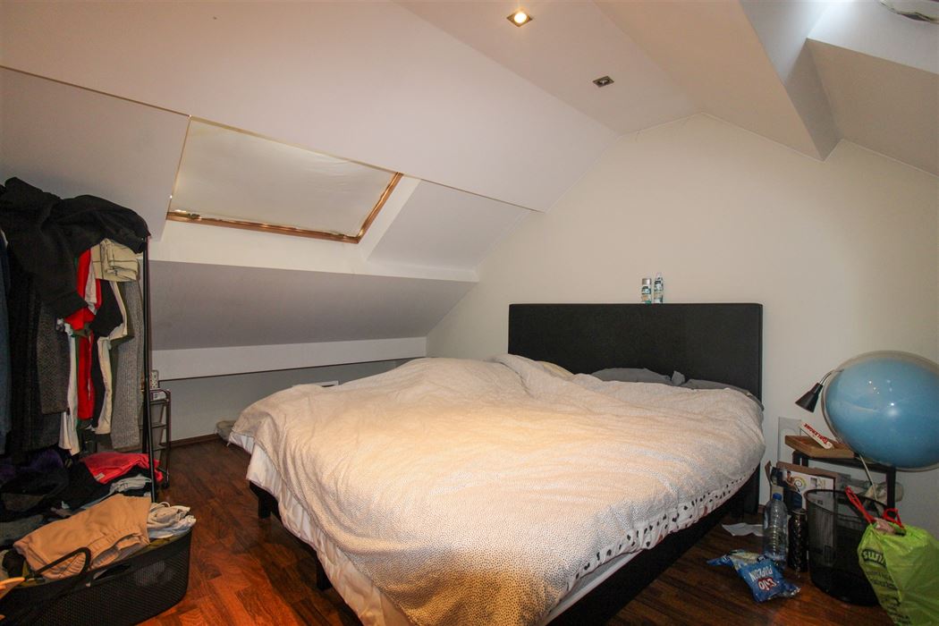 Appartementsgebouw met 2 verhuurde appartementen gelegen langs de Rijksweg!