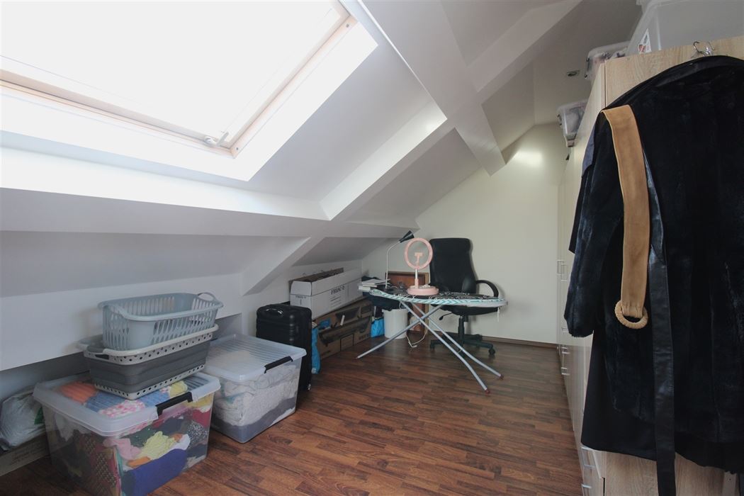 Appartementsgebouw met 2 verhuurde appartementen gelegen langs de Rijksweg!