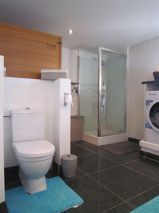 Appartementsgebouw met 2 verhuurde appartementen gelegen langs de Rijksweg!