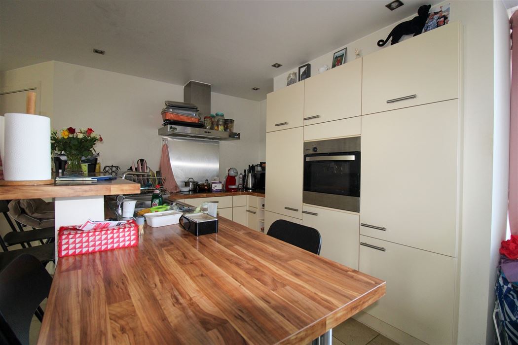 Appartementsgebouw met 2 verhuurde appartementen gelegen langs de Rijksweg!