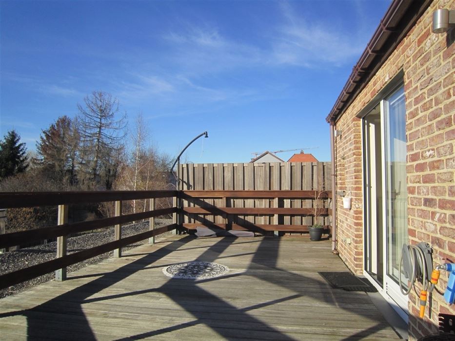 Appartementsgebouw met 2 verhuurde appartementen gelegen langs de Rijksweg!