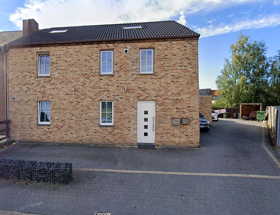 Appartementsgebouw met 2 verhuurde appartementen gelegen langs de Rijksweg!