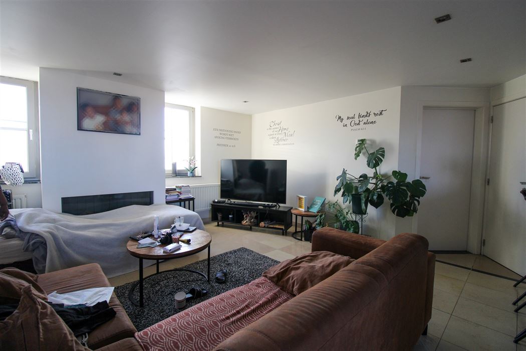 Appartementsgebouw met 2 verhuurde appartementen gelegen langs de Rijksweg!