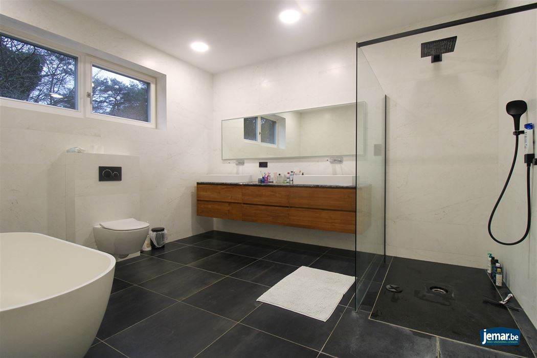 Moderne nieuwbouwwoning met 4 slaapkamers, 3 badkamers en volledige onderkeldering in Maasmechelen!