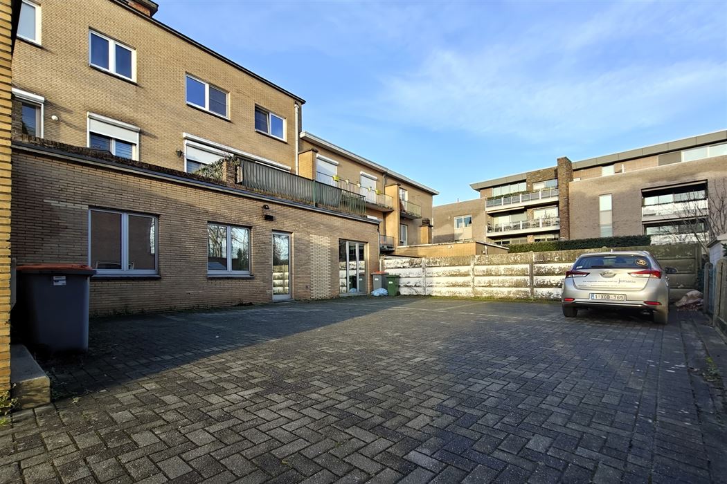 Ruim handelspand met 6 burelen en parking in het centrum van Bilzen