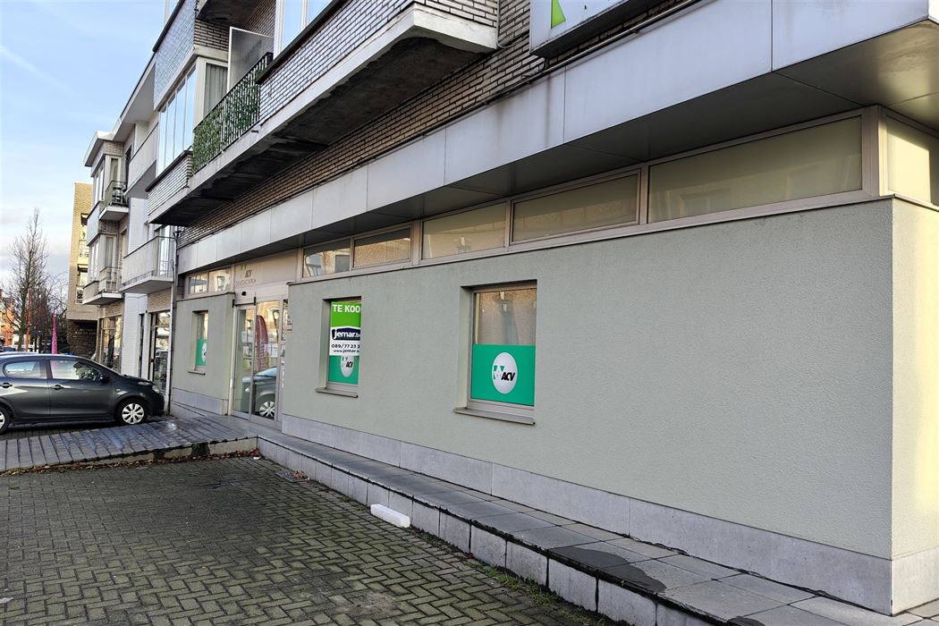 Ruim handelspand met 6 burelen en parking in het centrum van Bilzen