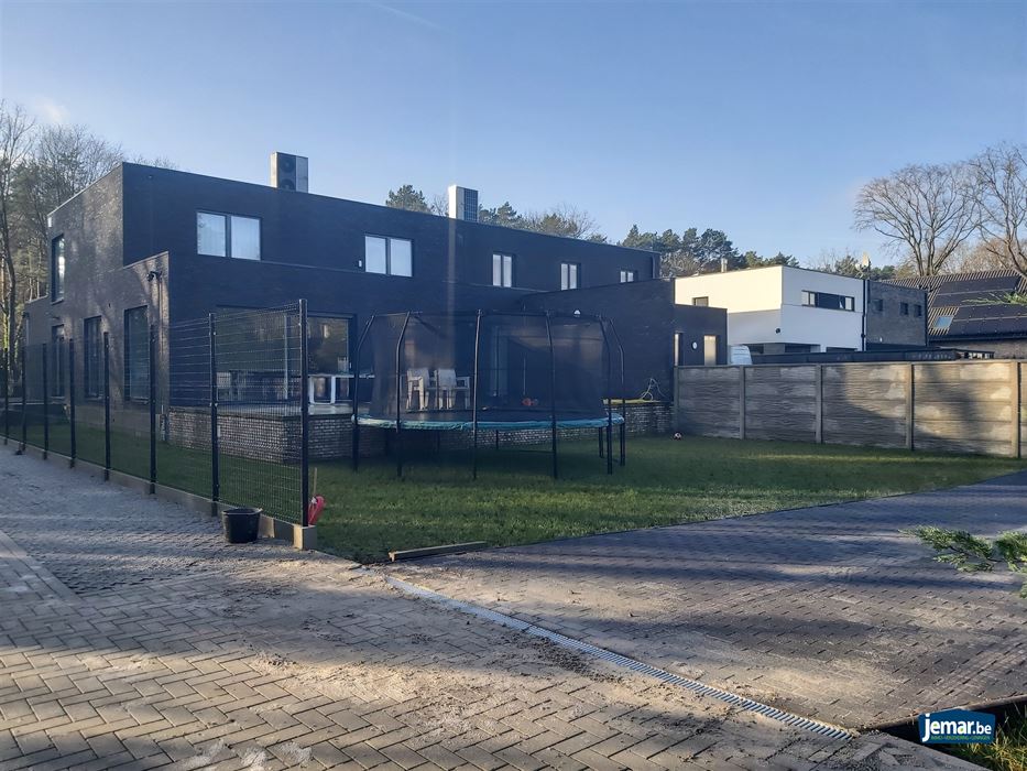 Moderne nieuwbouwwoning met 4 slaapkamers, 3 badkamers en volledige onderkeldering in Maasmechelen!