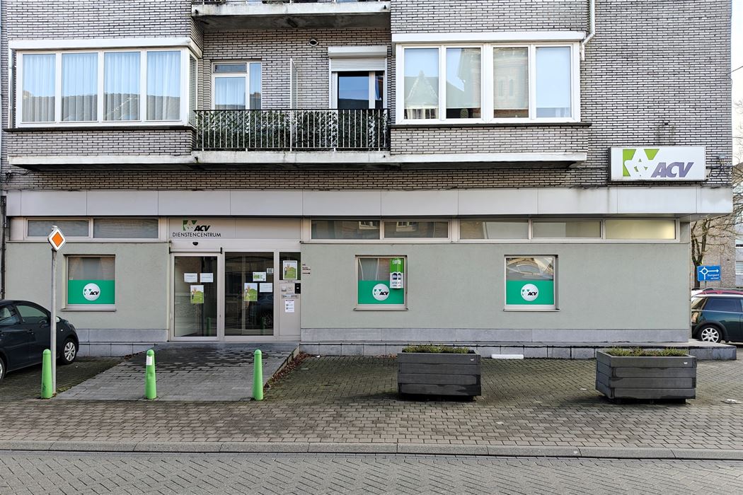 Ruim handelspand met 6 burelen en parking in het centrum van Bilzen