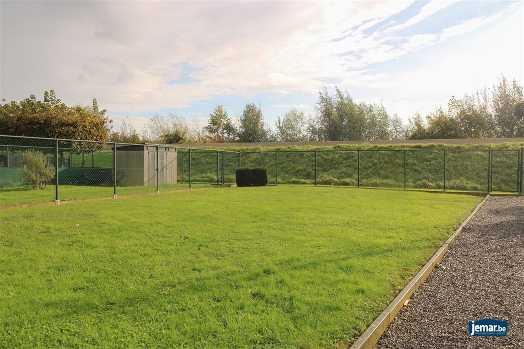 Instapklare gezinswoning met maar liefst 5 slaapkamers en 2 badkamers op ruim perceel van 7a80ca met dubbele garage in het rustige Uikhoven!