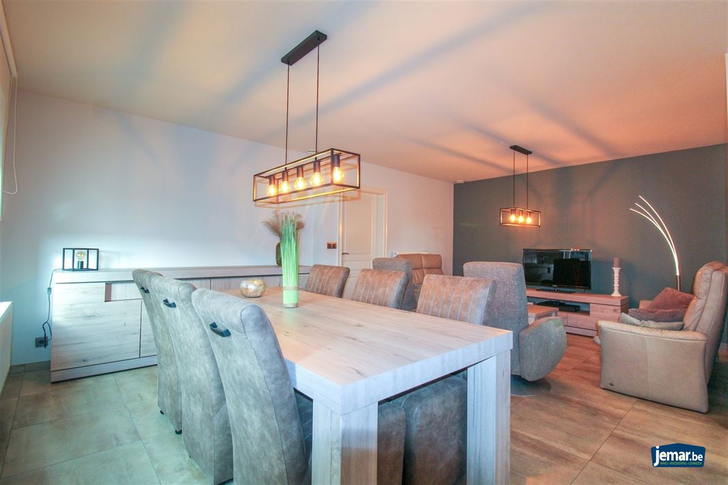 Instapklare gezinswoning met maar liefst 5 slaapkamers en 2 badkamers op ruim perceel van 7a80ca met dubbele garage in het rustige Uikhoven!