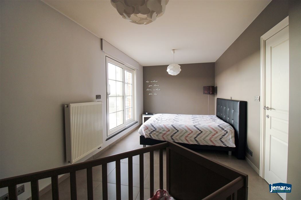 Instapklare gezinswoning met maar liefst 5 slaapkamers en 2 badkamers op ruim perceel van 7a80ca met dubbele garage in het rustige Uikhoven!