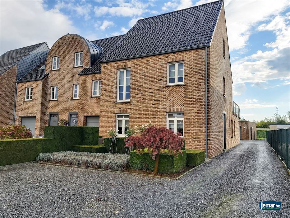 Instapklare gezinswoning met maar liefst 5 slaapkamers en 2 badkamers op ruim perceel van 7a80ca met dubbele garage in het rustige Uikhoven!