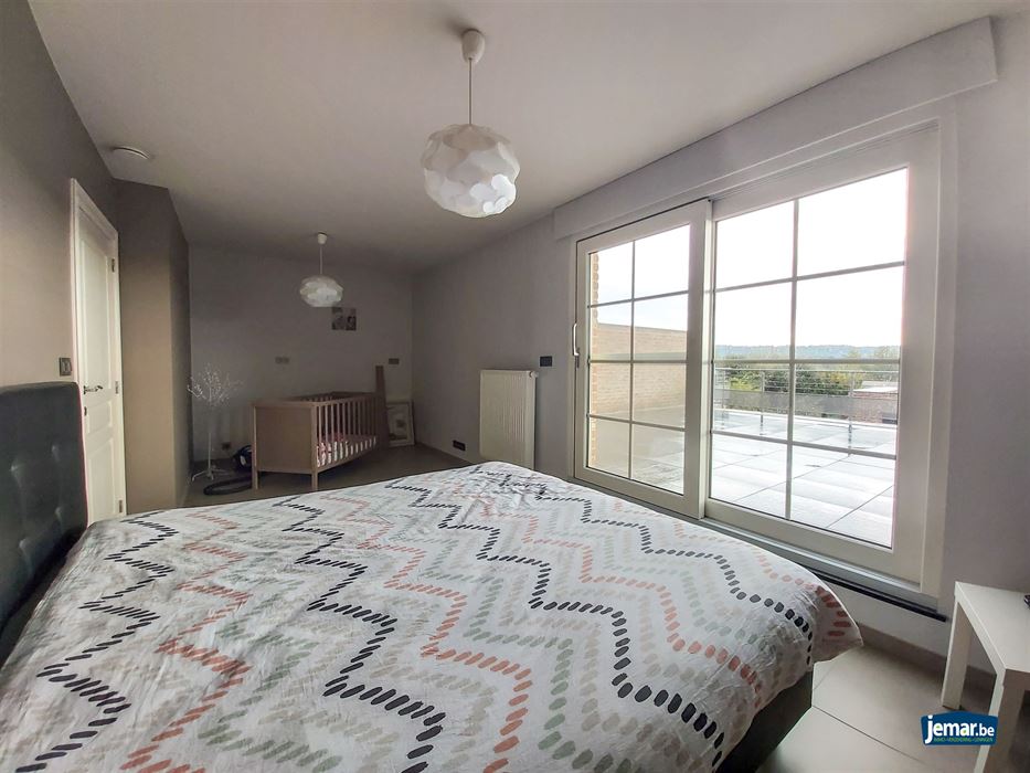 Instapklare gezinswoning met maar liefst 5 slaapkamers en 2 badkamers op ruim perceel van 7a80ca met dubbele garage in het rustige Uikhoven!