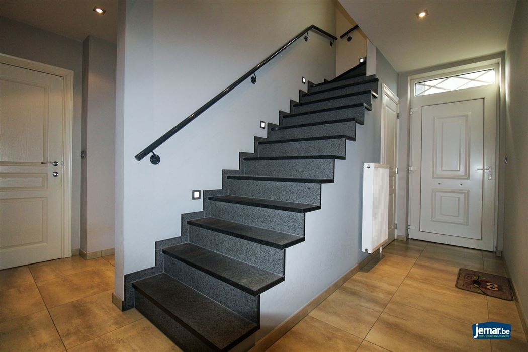 Instapklare gezinswoning met maar liefst 5 slaapkamers en 2 badkamers op ruim perceel van 7a80ca met dubbele garage in het rustige Uikhoven!