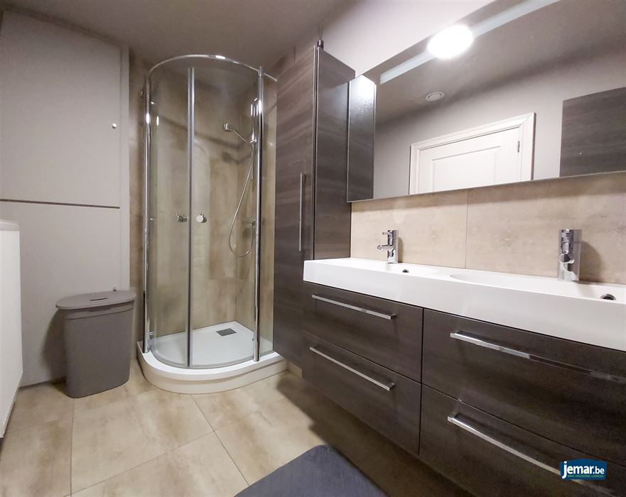 Instapklare gezinswoning met maar liefst 5 slaapkamers en 2 badkamers op ruim perceel van 7a80ca met dubbele garage in het rustige Uikhoven!