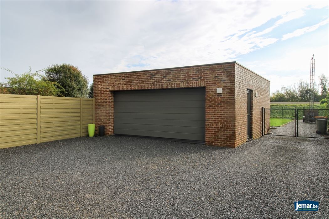 Instapklare gezinswoning met maar liefst 5 slaapkamers en 2 badkamers op ruim perceel van 7a80ca met dubbele garage in het rustige Uikhoven!