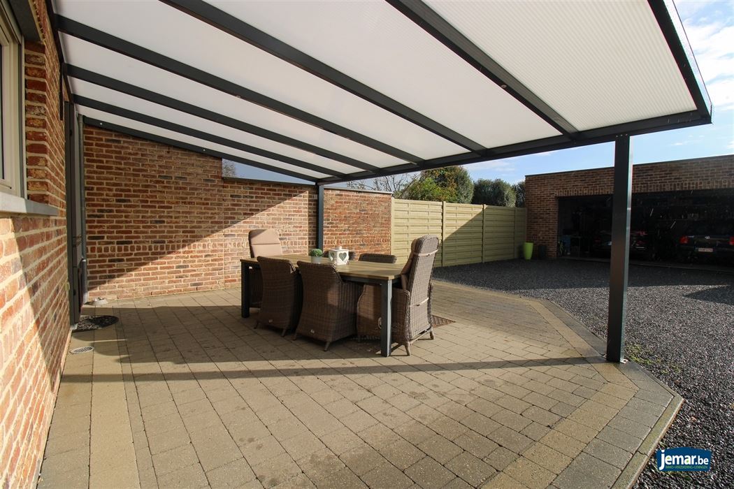 Instapklare gezinswoning met maar liefst 5 slaapkamers en 2 badkamers op ruim perceel van 7a80ca met dubbele garage in het rustige Uikhoven!