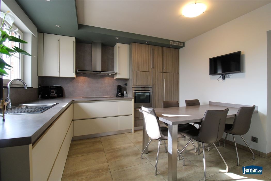 Instapklare gezinswoning met maar liefst 5 slaapkamers en 2 badkamers op ruim perceel van 7a80ca met dubbele garage in het rustige Uikhoven!