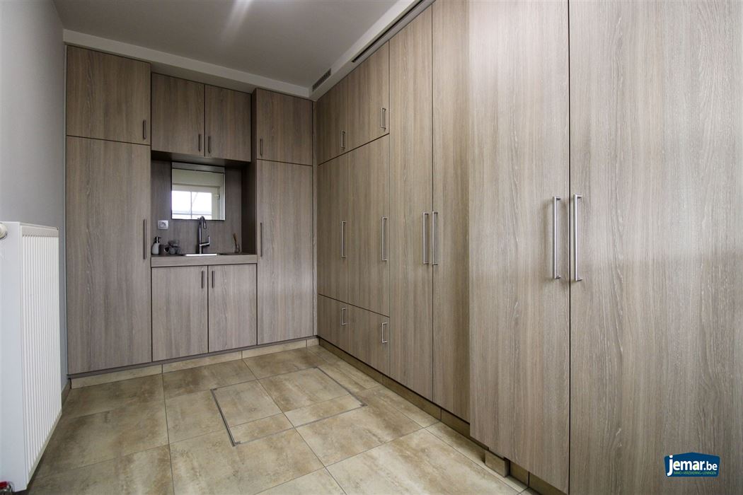 Instapklare gezinswoning met maar liefst 5 slaapkamers en 2 badkamers op ruim perceel van 7a80ca met dubbele garage in het rustige Uikhoven!