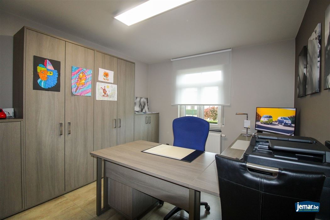 Instapklare gezinswoning met maar liefst 5 slaapkamers en 2 badkamers op ruim perceel van 7a80ca met dubbele garage in het rustige Uikhoven!