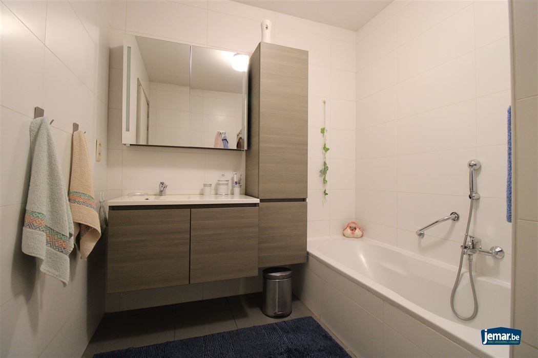 Appartement met 2 slaapkamers, overdekt terras en ondergrondse garage centraal gelegen in Maasmechelen!