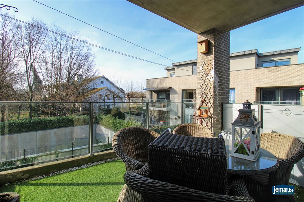 Appartement met 2 slaapkamers, overdekt terras en ondergrondse garage centraal gelegen in Maasmechelen!