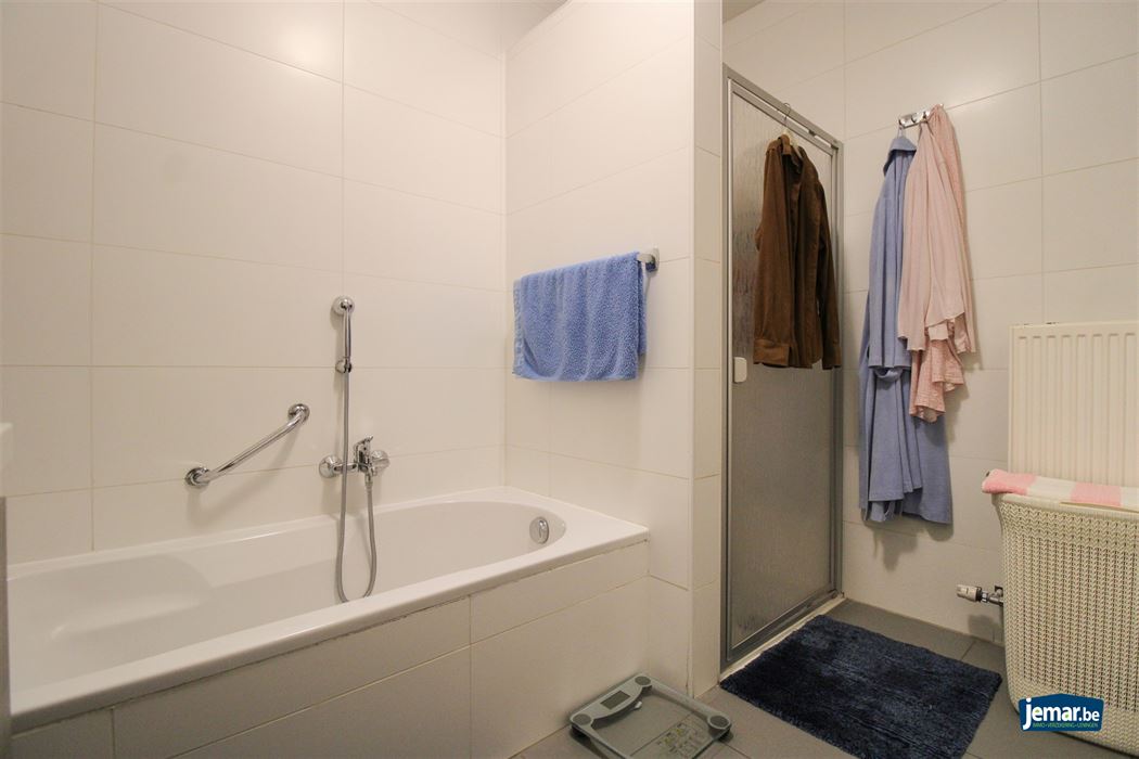 Appartement met 2 slaapkamers, overdekt terras en ondergrondse garage centraal gelegen in Maasmechelen!