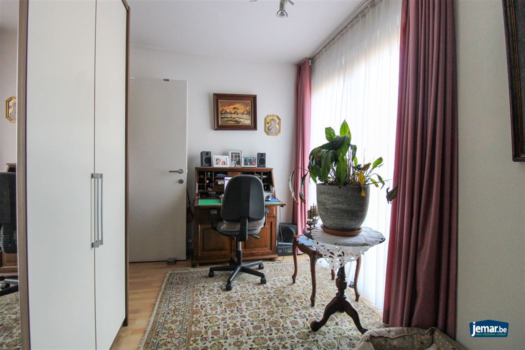 Appartement met 2 slaapkamers, overdekt terras en ondergrondse garage centraal gelegen in Maasmechelen!