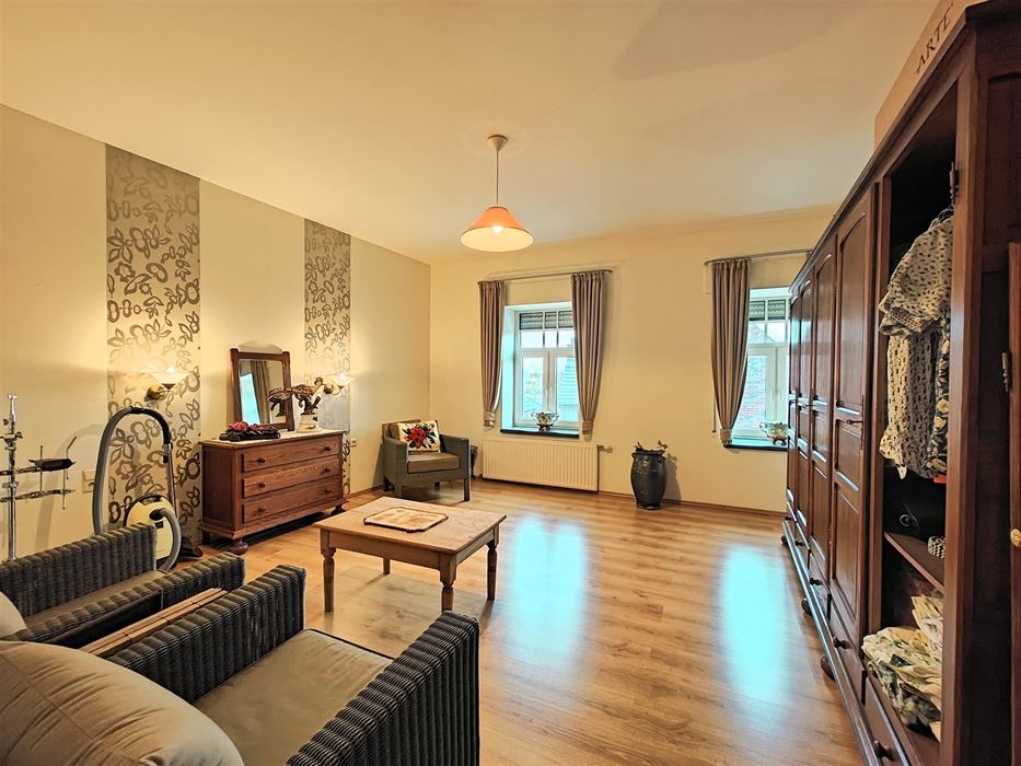 Ruim en karaktervol appartement van 190m² in het charmante Maasdorp Vucht!