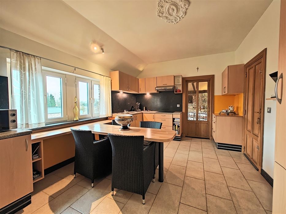 Ruim en karaktervol appartement van 190m² in het charmante Maasdorp Vucht!