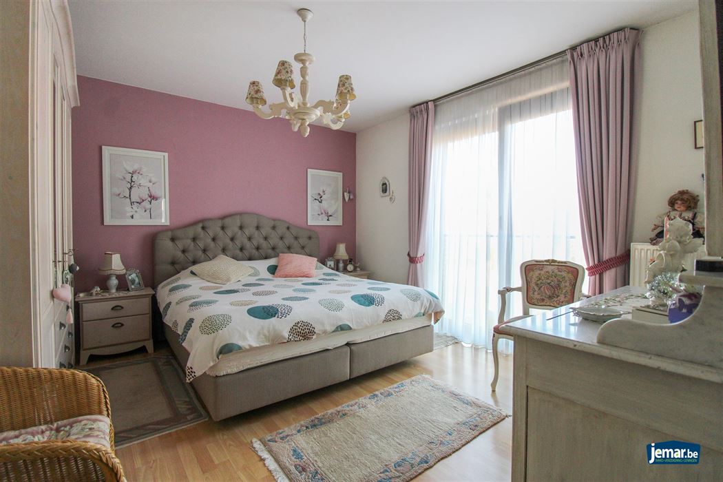 Appartement met 2 slaapkamers, overdekt terras en ondergrondse garage centraal gelegen in Maasmechelen!