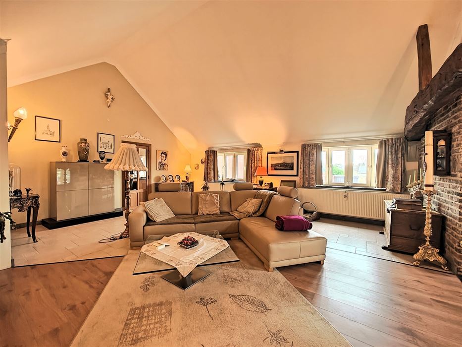 Ruim en karaktervol appartement van 190m² in het charmante Maasdorp Vucht!