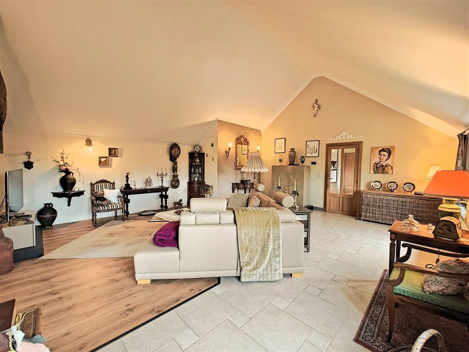Ruim en karaktervol appartement van 190m² in het charmante Maasdorp Vucht!
