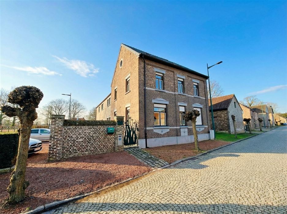 Ruim en karaktervol appartement van 190m² in het charmante Maasdorp Vucht!