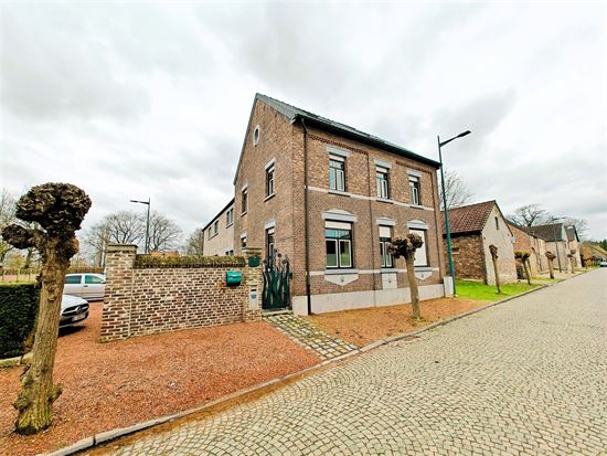 Ruim en karaktervol appartement van 190m² in het charmante Maasdorp Vucht!
