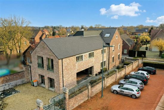 Ruim en karaktervol appartement van 190m² in het charmante Maasdorp Vucht!