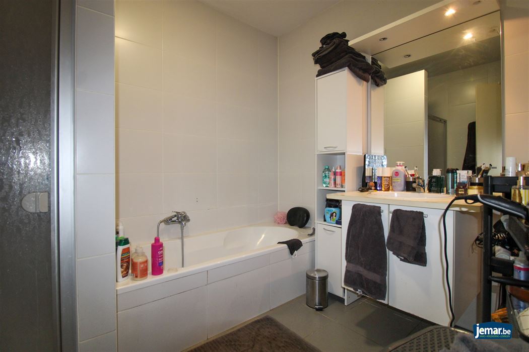 Appartement met 2 slaapkamers, overdekt terras, ondergrondse autostaanplaats en privé berging te Maasmechelen!