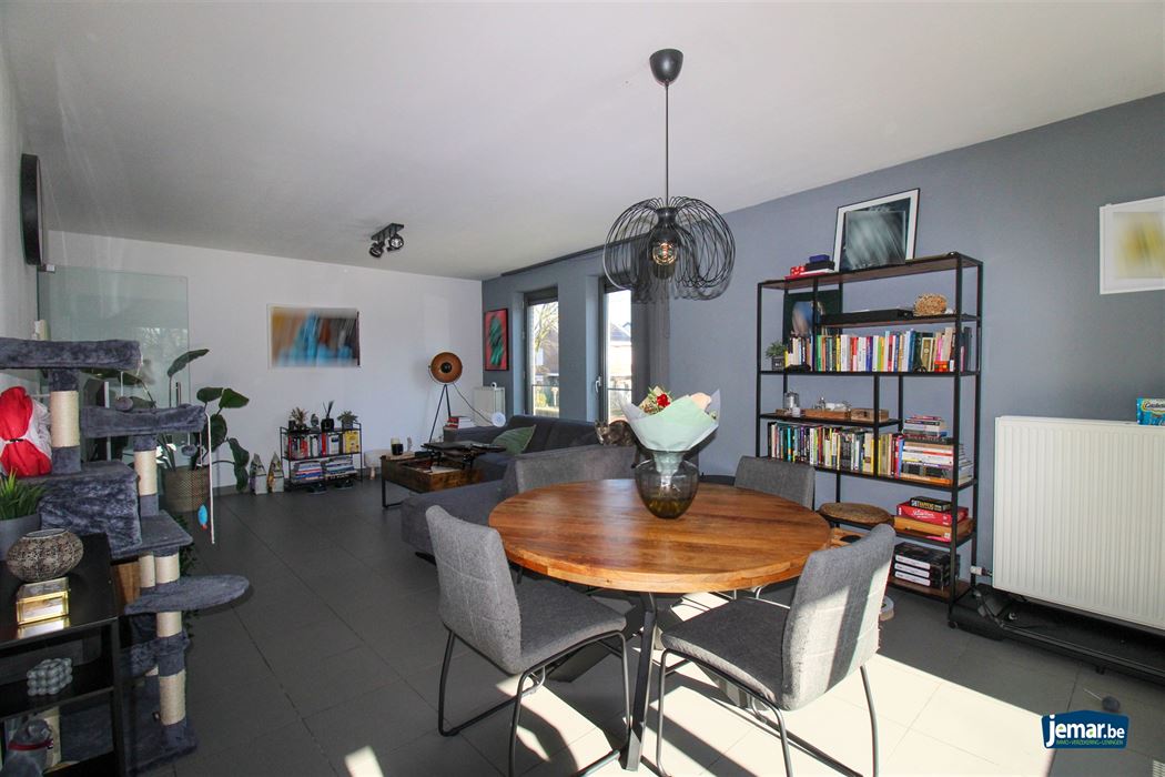 Appartement met 2 slaapkamers, overdekt terras, ondergrondse autostaanplaats en privé berging te Maasmechelen!