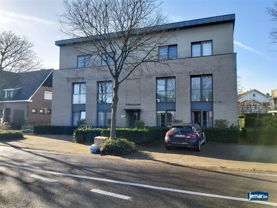 Appartement met 2 slaapkamers, overdekt terras, ondergrondse autostaanplaats en privé berging te Maasmechelen!